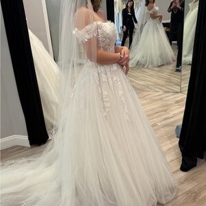 Elegant Off-Shoulder Lace Wedding Dress